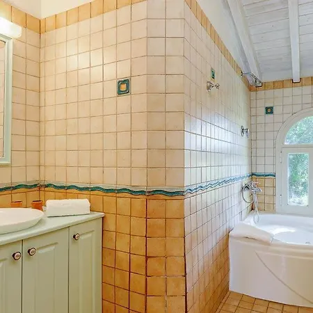 Sleeps 6 Pool Air Con Wifi