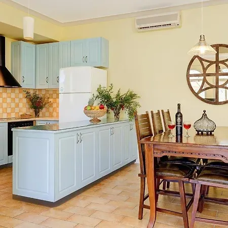 Villa Sleeps 6 Pool Air Con Wifi *