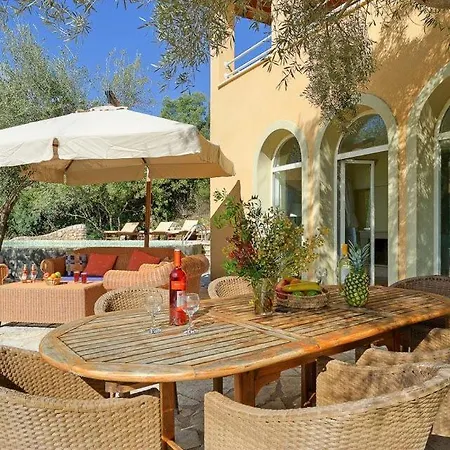Villa Sleeps 6 Pool Air Con Wifi *